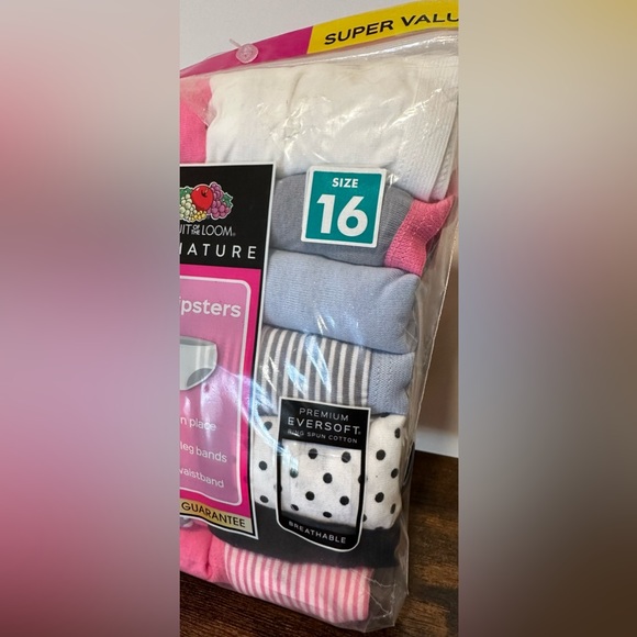 Fruit Of The Loom Girls Super Value Pack of 14 Hipsters NWT Size 16 - Picture 3 of 4